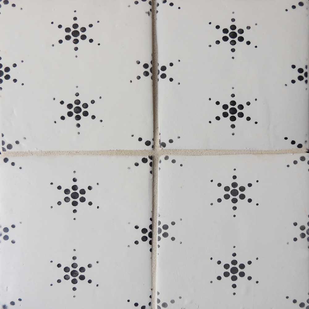Rue des Rosiers 19 by Tabarka Studio