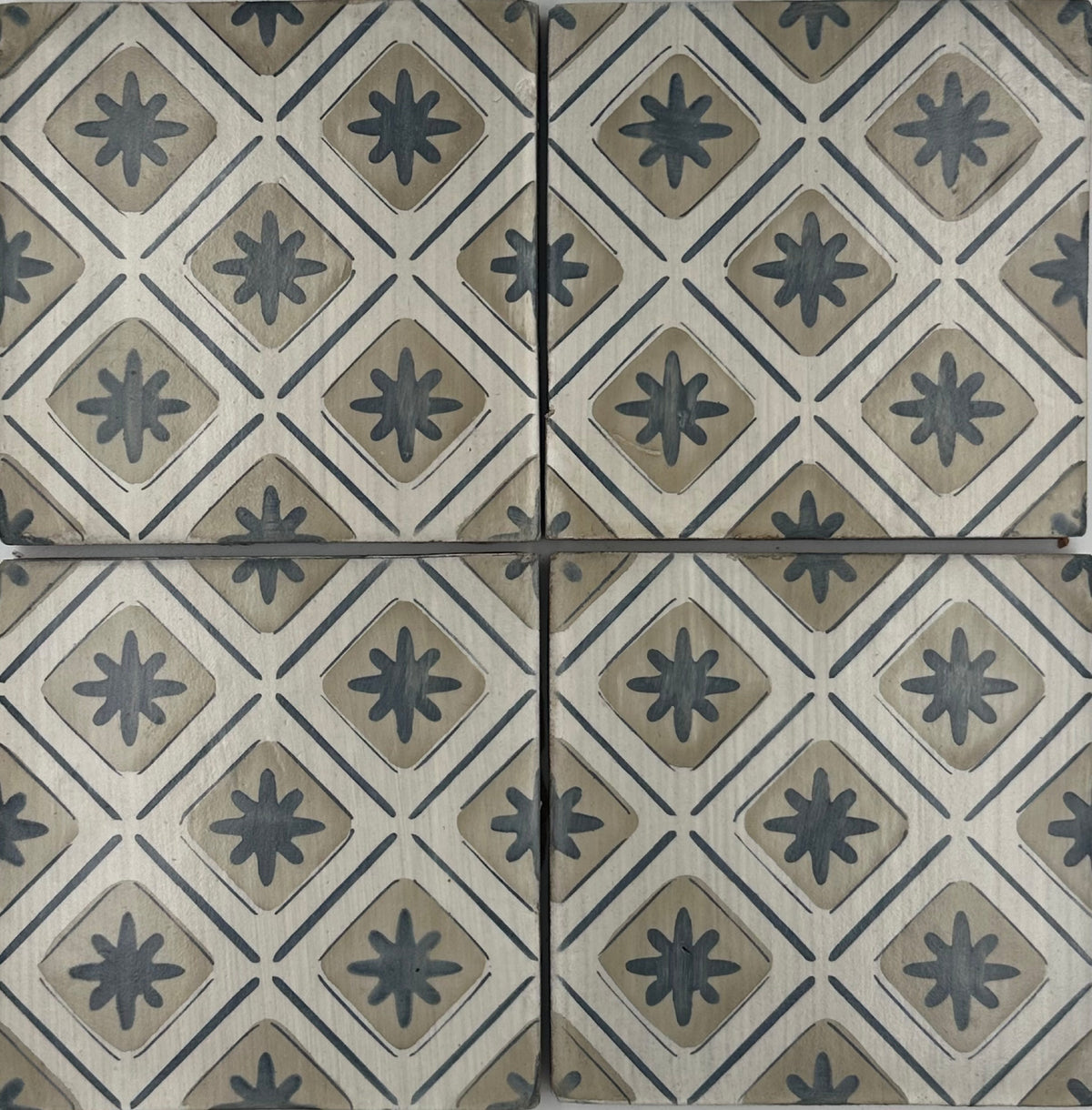 Rue des Rosiers 20 by Tabarka Studio