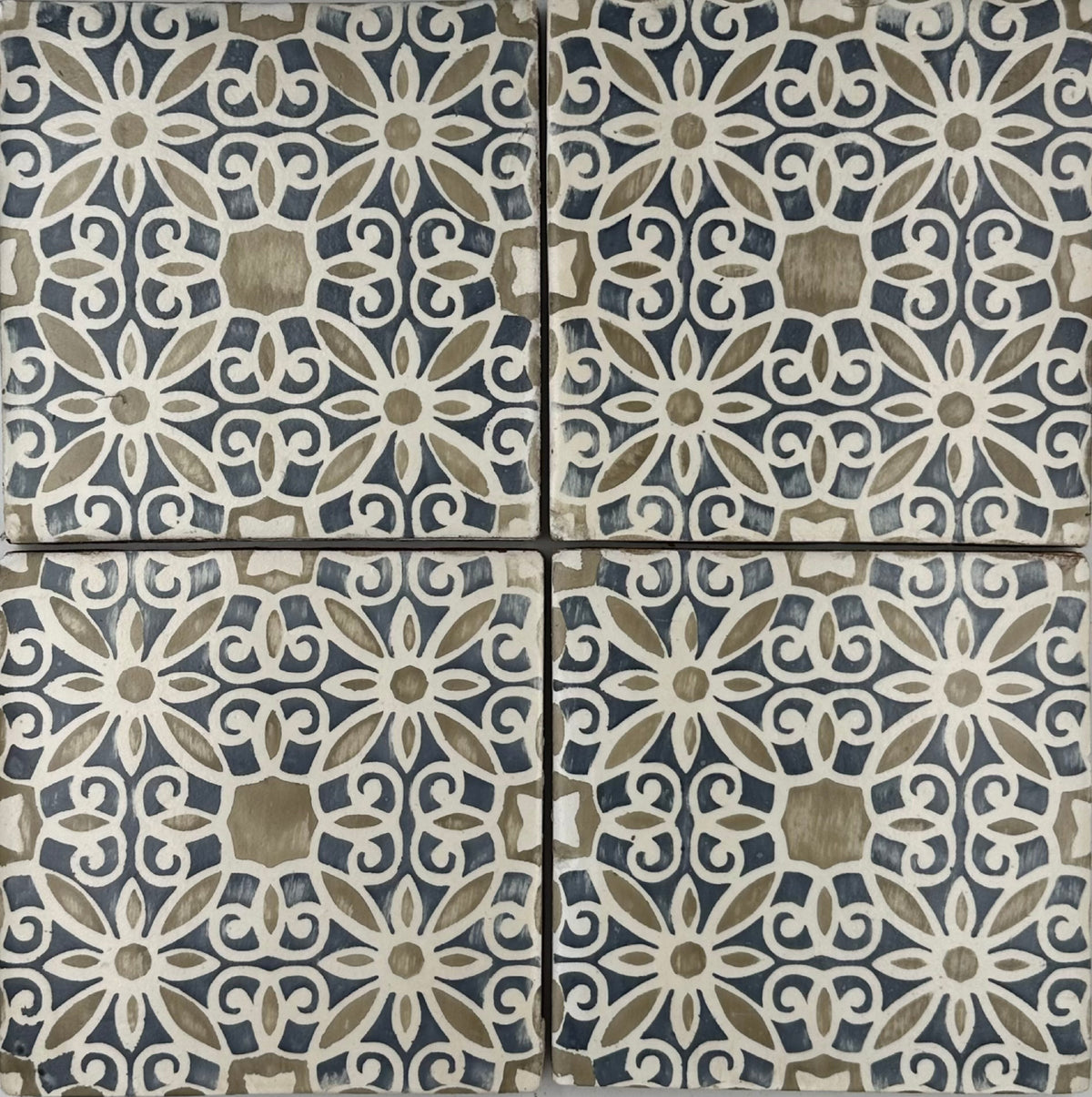 Rue des Rosiers 8 by Tabarka Studio